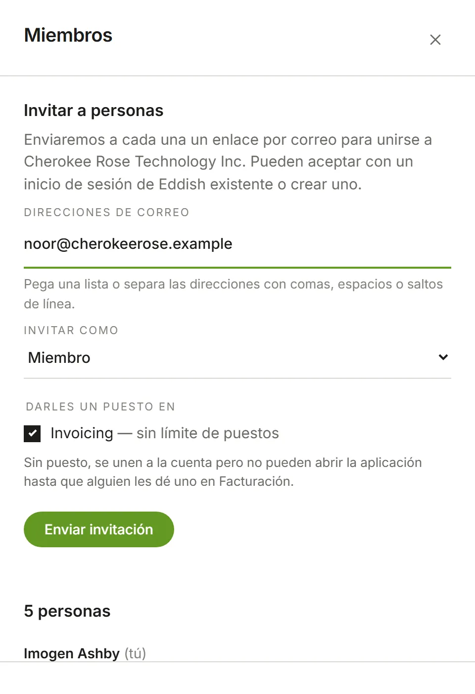 El panel Invitar a personas, abierto sobre la página Miembros, con una dirección de correo escrita